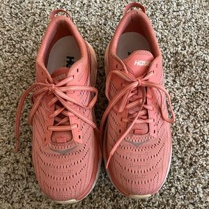 HOKA Arahi light coral peach women sz 8.5